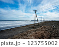 海岸沿いに立ち並ぶ電柱 123755002