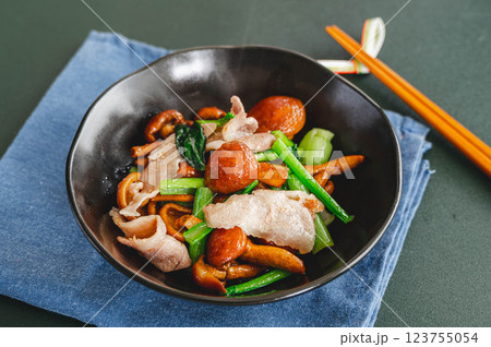 鳥海なめこと小松菜と豚肉のバター炒め 123755054