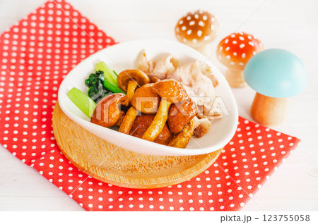 鳥海なめこと小松菜のバター炒め 鳥海なめこと小松菜のバター炒め 123755058