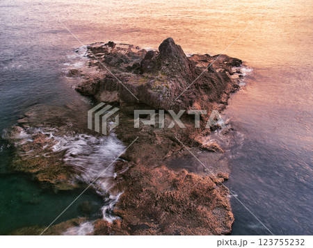 夕日に赤く染まる海岸 鹿児島県瀬平自然公園 夕日に赤く染まる海岸 鹿児島県瀬平自然公園 123755232