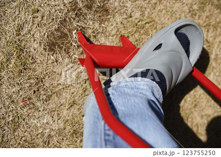 芝生のふちのお手入れ のイメージ 芝生のふちのお手入れ のイメージ 123755250