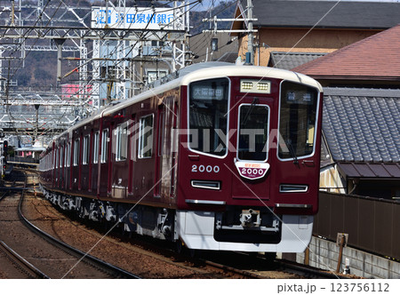 大阪梅田へ向かう阪急宝塚線 2000系 123756112