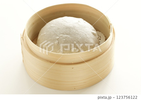 蒸篭の中の黒ゴマまん 123756122