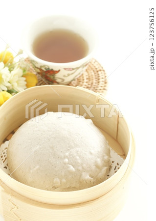 蒸篭の中の黒ゴマまん 123756125