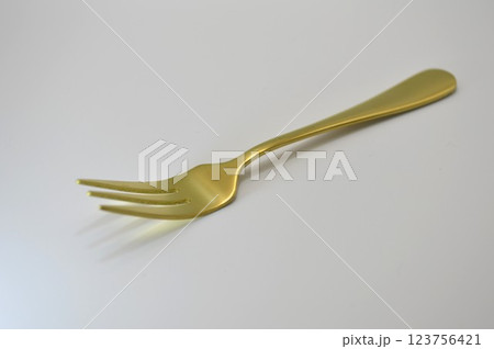 並んだフォーク 123756421