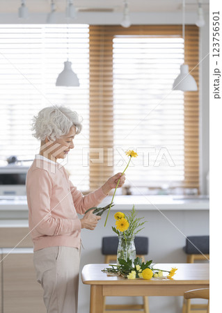 フラワーアレンジメントをするシニア女性 123756501