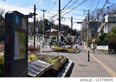 川崎市　生田緑地入口と周辺街並み 123756646
