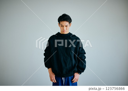 落ち込む20代の若い男性 落ち込む20代の若い男性 123756866