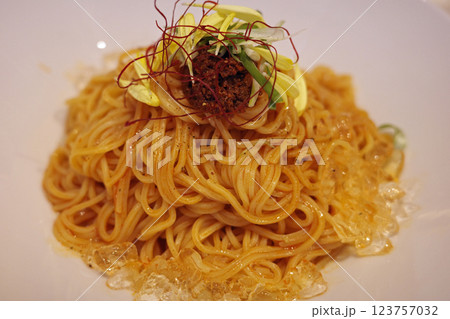 エディブルフラワーののった冷やし汁なし担々麺 123757032