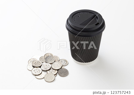 コンビニコーヒーと小銭 コンビニコーヒーと小銭 123757243