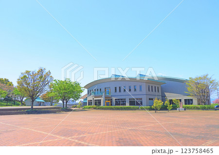 愛知県蟹江町、蟹江町図書館の風景 123758465