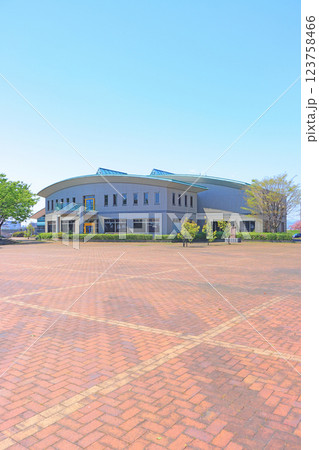 愛知県蟹江町、蟹江町図書館の風景 123758466