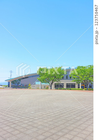 愛知県蟹江町、蟹江町図書館の風景 123758467