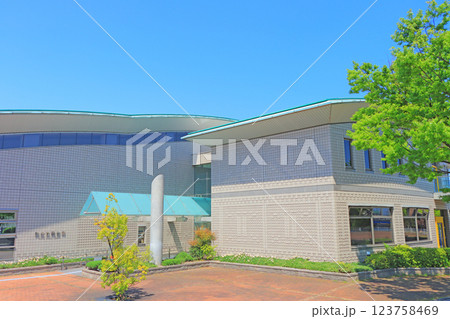 愛知県蟹江町、蟹江町図書館の風景 123758469