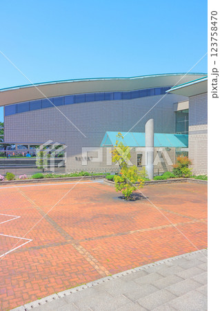 愛知県蟹江町、蟹江町図書館の風景 123758470