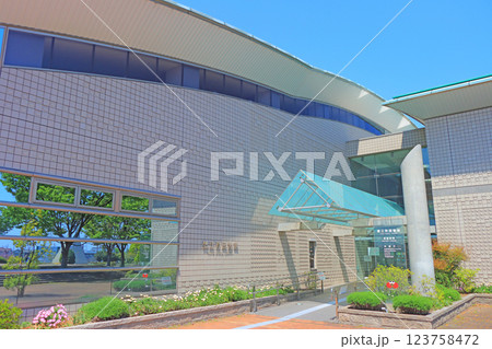 愛知県蟹江町、蟹江町図書館の風景 123758472