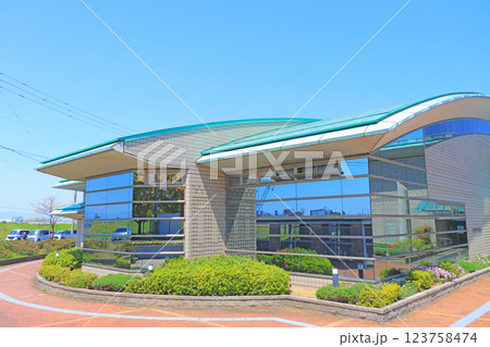 愛知県蟹江町、蟹江町図書館の風景 123758474