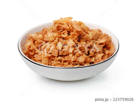 Ceramic bowl of dried onion flakes 123759026