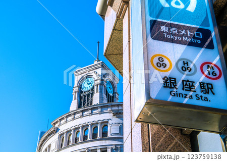 日本の東京都市景観　新時代へ…銀座駅や青空に映えるセイコーハウス銀座などを望む＝7日 123759138