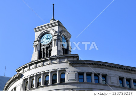 日本の東京都市景観　新時代へ…青空に映えるセイコーハウス銀座などを望む＝7日 123759217