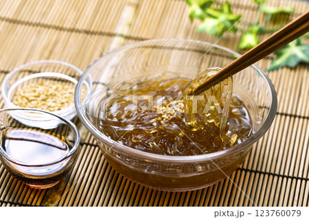 ところてん_竹マットを敷いてガラスの器に盛りつけ 123760079