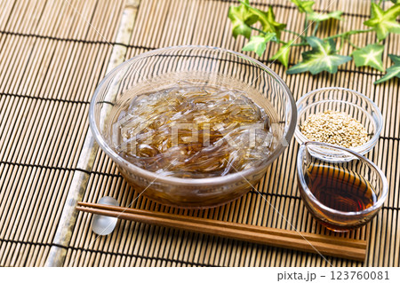 ところてん_竹マットを敷いてガラスの器に盛りつけ 123760081