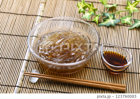 ところてん_竹マットを敷いてガラスの器に盛りつけ 123760083