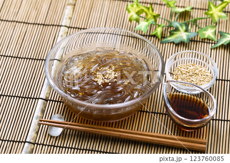 ところてん_竹マットを敷いてガラスの器に盛りつけ 123760085