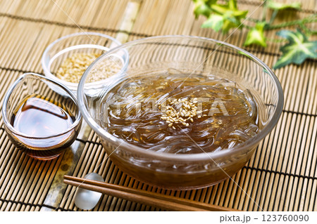 ところてん_竹マットを敷いてガラスの器に盛りつけ 123760090