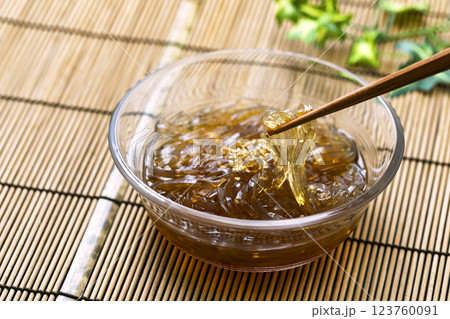 ところてん_竹マットを敷いてガラスの器に盛りつけ 123760091