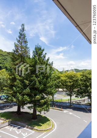緑に囲まれた駅前ロータリー【山陽本線　瀬野駅】 123760095