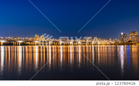 ソウル 夜の漢江と麻浦大橋 ソウル 夜の漢江と麻浦大橋 123760416