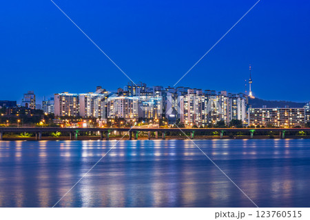 ソウル　夜の漢江とNソウルタワー 123760515