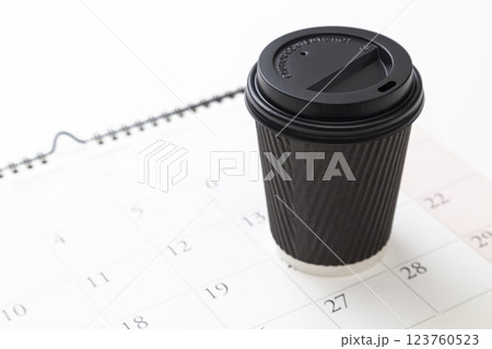 コンビニコーヒーとカレンダー コンビニコーヒーとカレンダー 123760523