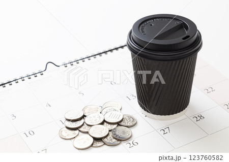コンビニコーヒーとカレンダー コンビニコーヒーとカレンダー 123760582
