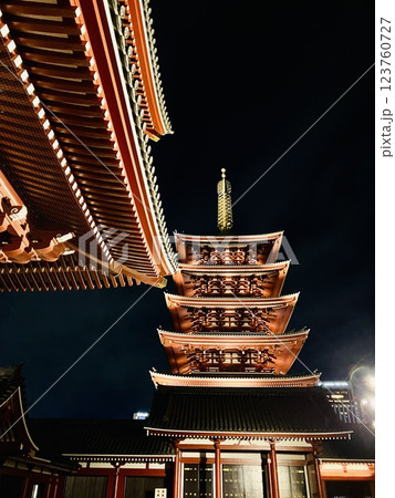 ライトアップされた夜の浅草_浅草寺 ライトアップされた夜の浅草_浅草寺 123760727