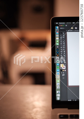 デザイナーのMacBook デザイナーのMacBook 123760738