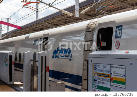駅で出発を待つ新幹線のぞみ号【山陽新幹線　岡山駅】 123760739