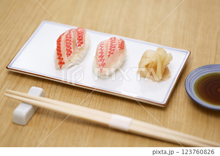 エビスダイの握り寿司(皮霜造り) 123760826