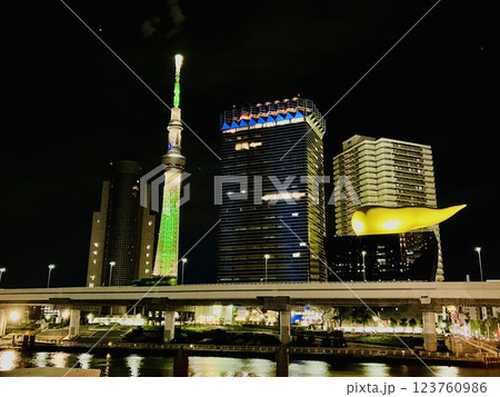 吾妻橋から見るライトアップされた夜のスカイツリー 吾妻橋から見るライトアップされた夜のスカイツリー 123760986