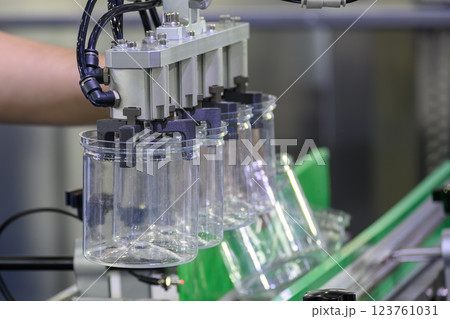 The high technology material handling process from injection machine by robotic system. 123761031