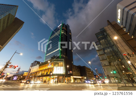 新潟市 東港線十字路の街並み　(世界緑内障週間　ライトアップinグリーン運動) 123761556