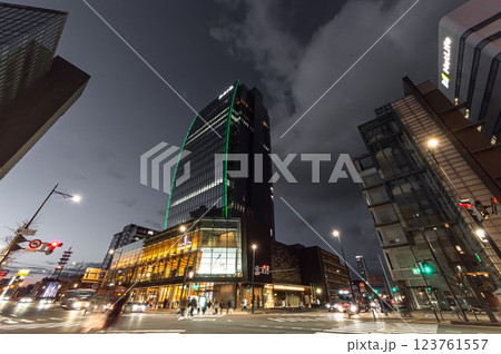 新潟市 東港線十字路の街並み　(世界緑内障週間　ライトアップinグリーン運動) 123761557