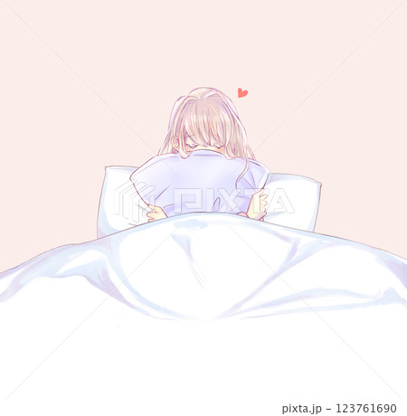 ベッドの上でクッションを抱いている女性　恋 123761690