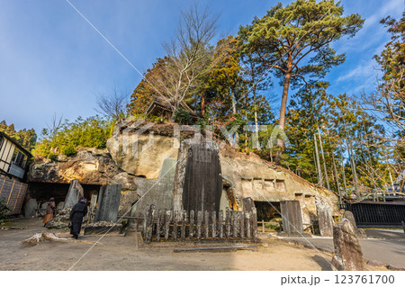晩秋の瑞巌寺・法身窟(宮城県宮城郡松島町) 123761700