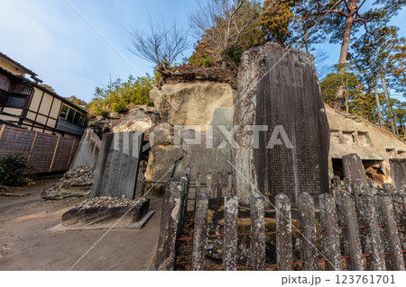 晩秋の瑞巌寺・法身窟(宮城県宮城郡松島町) 晩秋の瑞巌寺・法身窟(宮城県宮城郡松島町) 123761701