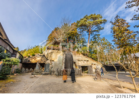 晩秋の瑞巌寺・法身窟(宮城県宮城郡松島町) 晩秋の瑞巌寺・法身窟(宮城県宮城郡松島町) 123761704