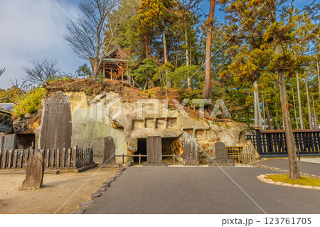 晩秋の瑞巌寺・法身窟(宮城県宮城郡松島町) 123761705