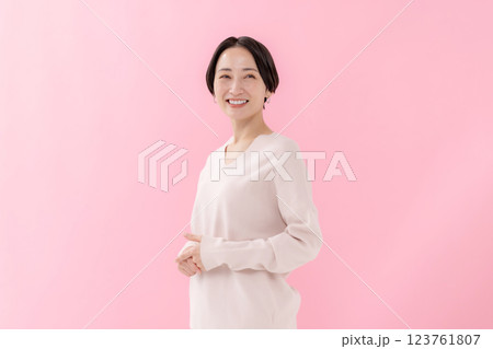 ミドル女性 ポートレート ミドル女性 ポートレート 123761807