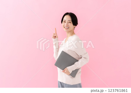 女性 パソコン 女性 パソコン 123761861